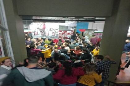 La Facultad de Filosofía y Letras de la UBA suspendió las clases por un conflicto entre agrupaciones estudiantiles.