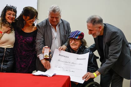La Facultad de Filosofía y Letras le entregó el título de Doctor Honoris Causa a Charly García