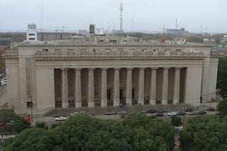 Graduados presentan más de 250 amparos contra la UBA por incumplir los plazos de entrega de títulos