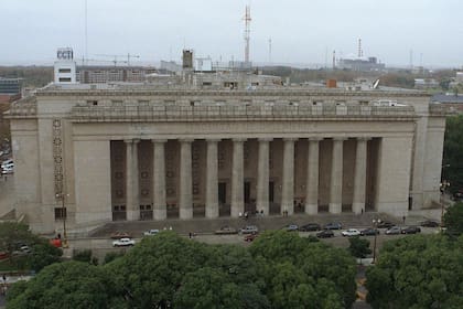 La Facultad de Ingeniería de la Universidad de Buenos Aires, en Paseo Colón al 800