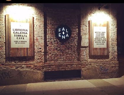 La Falena está ubicada en una esquina de 1930 de la calle Charlone, en el barrio porteño de Chacarita.