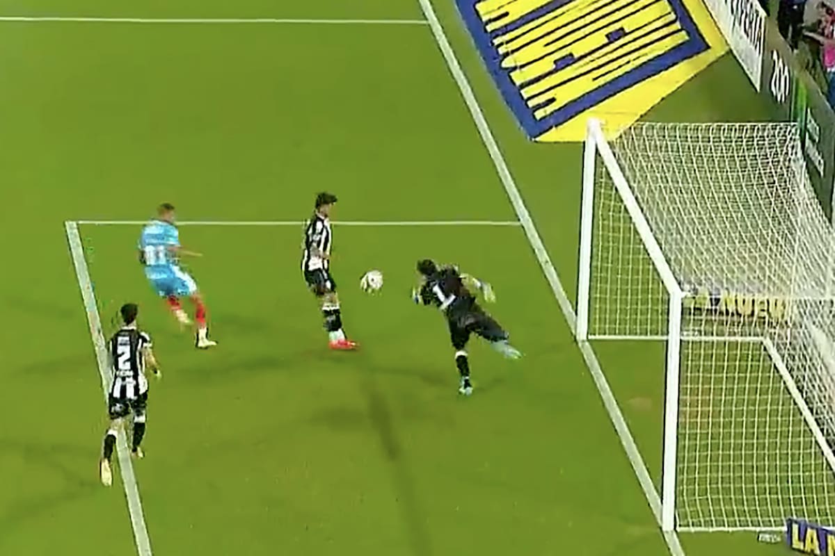 La falla de Cristopher Toselli luego del centro será aprovechada por Arsenal para poner el 3-2; después, Central Córdoba volverá a igualar en Santiago del Estero, por la Copa de la Liga Profesional.