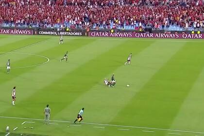 La falla de Pereira, la presión de Deyverson y el inicio del gol del campeonato para Palmeiras ante Flamengo en el Estadio Centenario de Montevideo