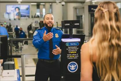 La falta de acuerdo entre legisladores republicanos y demócratas obliga a miles de empleados de la TSA a trabajar con el salario suspendido