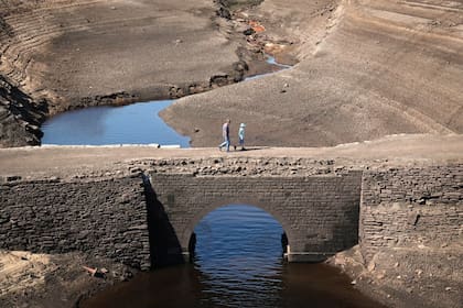 La falta de agua deja ver un antiguo puente de caballos de carga en Leeds, Inglaterra