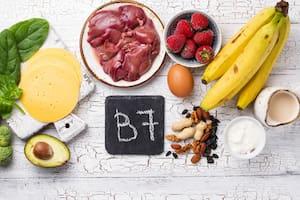 La falta de biotina puede generar debilitamiento del cabello y pérdida de bello corporal
