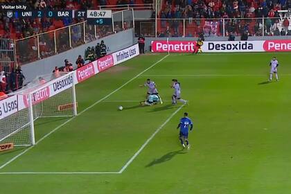 La falta de entendimiento entre el defensor central y el arquero Moyano, de Barracas Central, le posibilitaron a Jerónimo Domina convertir el 2-0 para Unión