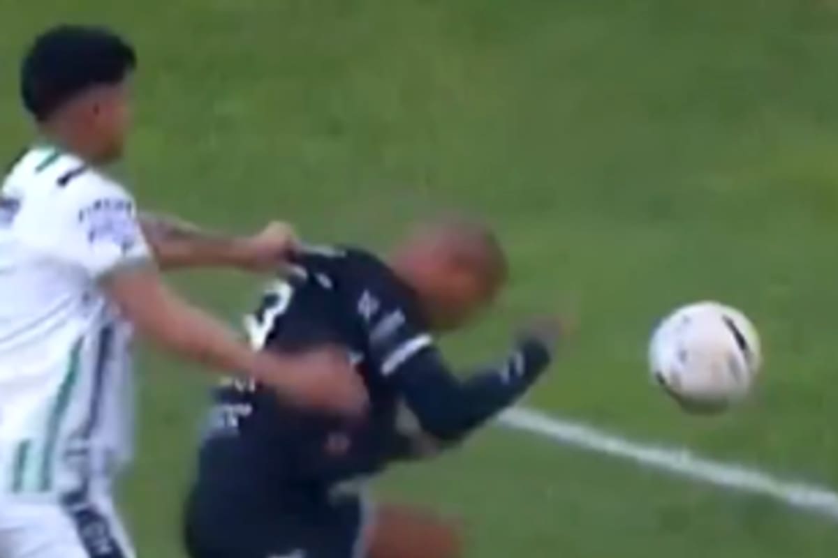 La falta de Gonzalo Aguirre sobre Diego Ledesma a minutos de terminar el encuentro entre Nueva Chicago y Central Norte