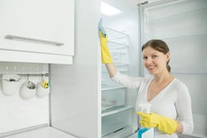 Por qué hay que limpiar la parte de atrás de la heladera y cada cuánto, según expertos en electrodomésticos