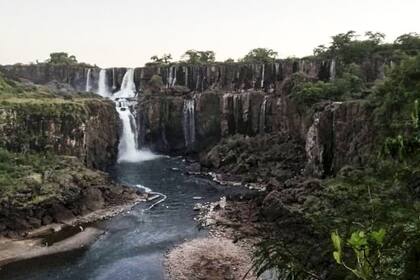 La falta de lluvias en la región y el cierre de represas del lado brasileño debido a la cuarentena por coronavirus generó la merma de agua