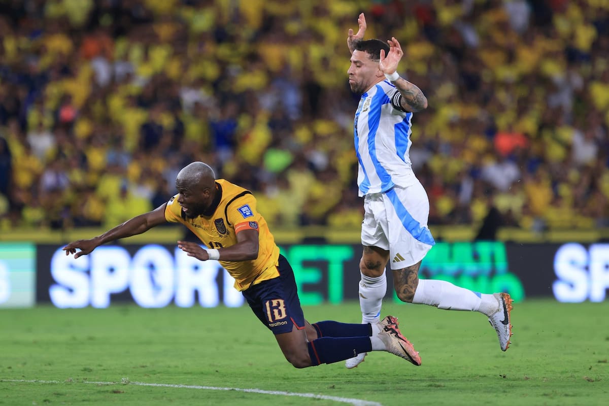 La falta de Nicolás Otamendi contra Enner Valencia que derivó en la expulsión del jugador argentino, durante el encuentro de eliminatorias frente a Ecuador