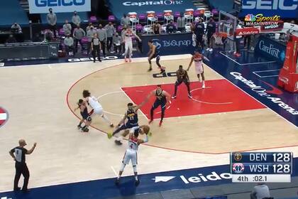 La falta de Robin López (15) sobre Campazzo, que impidió que el argentino tomara la marca de Green