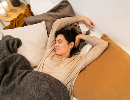 La falta de sueño aumenta la producción de cortisol y otras hormonas como la adrenalina y la prolactina, cuya exposición prolongada altera los procesos fisiológicos del organismo