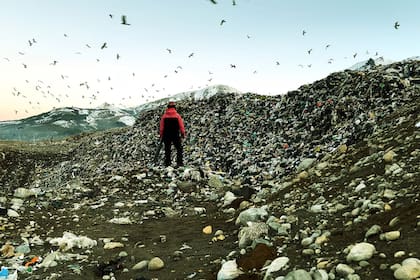 La falta de una membrana de contención de lixiviados provoca la infiltración de distintos compuestos contaminantes y la afectación del suelo y napas de agua