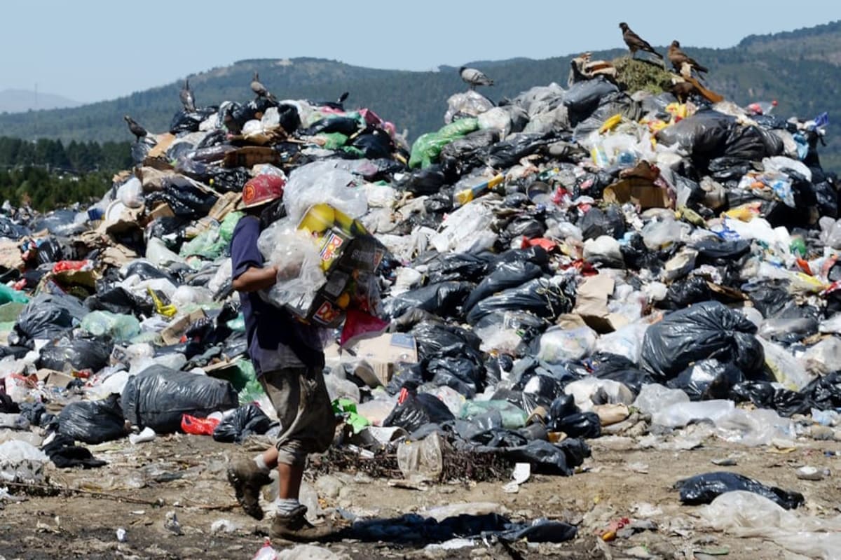 La falta de una membrana de contención de lixiviados provoca la infiltración de distintos compuestos contaminantes y la afectación del suelo y napas de agua
