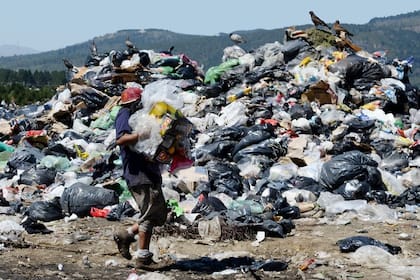 La falta de una membrana de contención de lixiviados provoca la infiltración de distintos compuestos contaminantes y la afectación del suelo y napas de agua