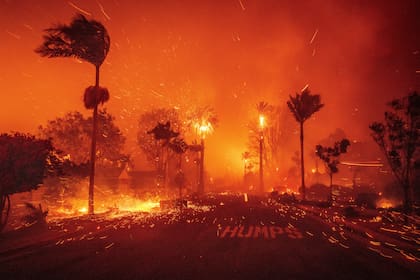 La falta de vegetación y las altas ráfagas de viento aumentan el riesgo de deslizamientos de tierra en áreas afectadas por incendios activos