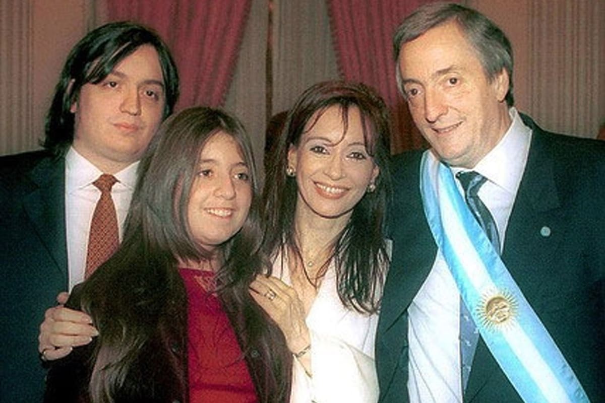 La familia acompañando al flamante Presidente, Néstor Kirchner, en 2003