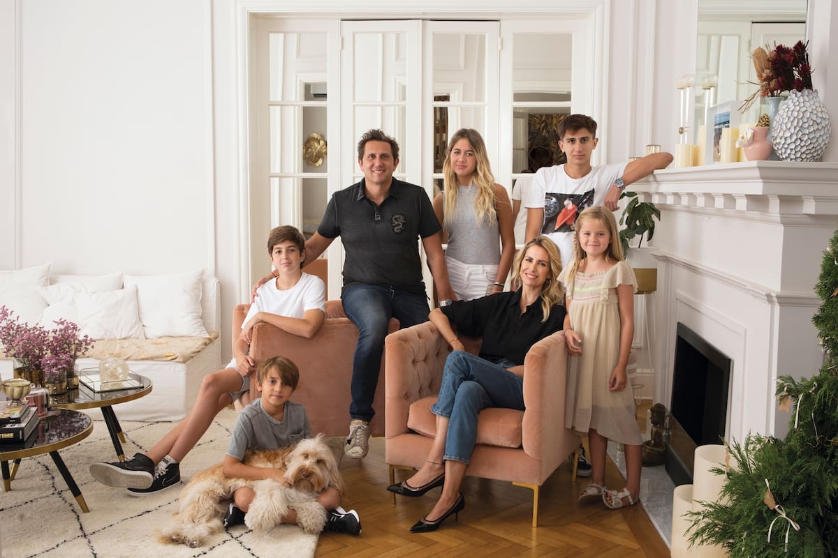 La familia al completo, en el living de su departamento. De izquierda a derecha: Benjamín Varsky con Roger Federer, la mascota familiar, en la falda; Felipe Boccardo, Juan Pablo, Juana Boccardo, Valentín Varsky, Lala e Isabel Boccardo.