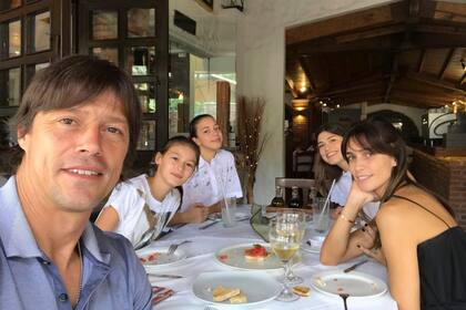 La familia Almeyda, plena: Azul, Sofía Serena, sus hijas, y Luciana, su compañera; el refugio, el bastón para sostenerlo