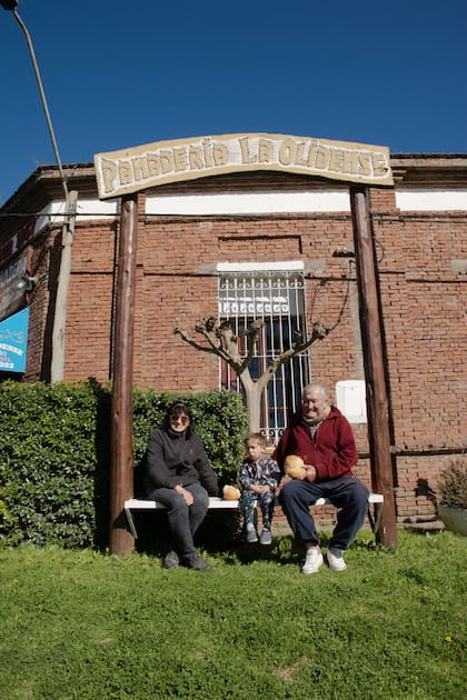 La familia Arteta está a cargo de la panadería La Olidense
