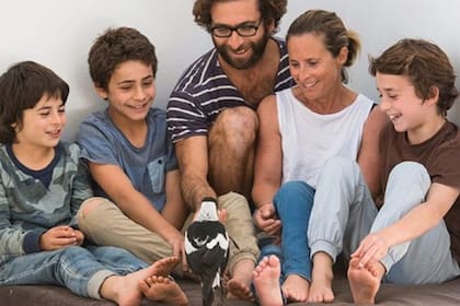 La familia Bloom posa junto a Penguin