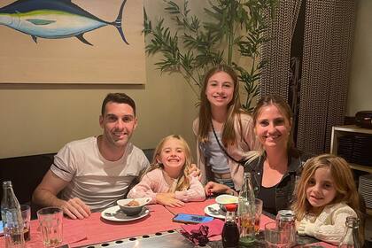 La familia Boselli: Mauro rodeado por sus "princesas", Emma, su hija mayor de 11, Ginna y Sofía, las gemelas que van para los 8, y su mujer, Belén