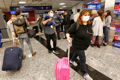 La familia Burrieza al llegar a Ezeiza