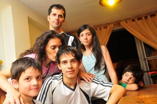 La familia Bustos Fierro consiguió reunir en 2011 todo el dinero que necesitaba para el trasplante de Agustín