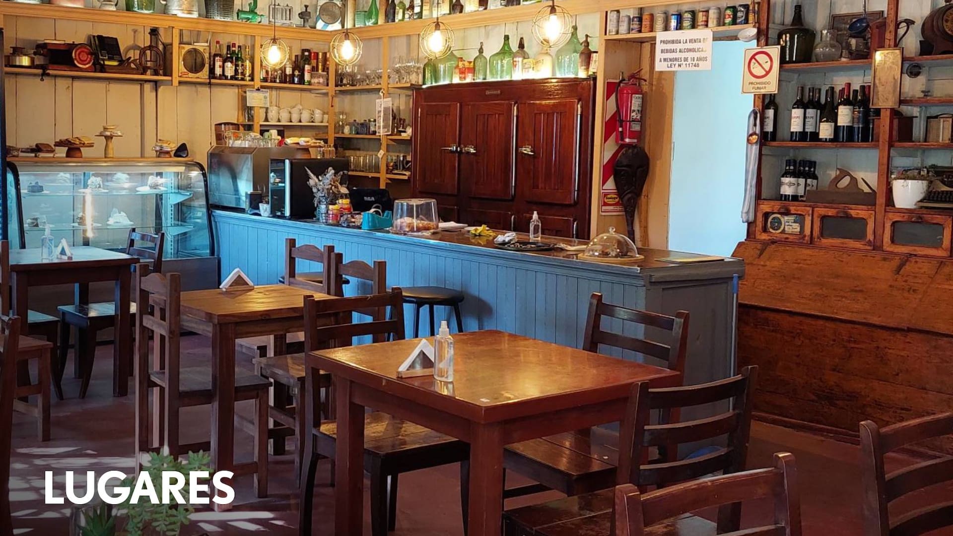 La familia Cadona maneja el histórico bar desde hace más de 30 años, hoy con renovado espíritu y una nueva mirada gastronómica, aunque sin alterar la fachada ni el interior.