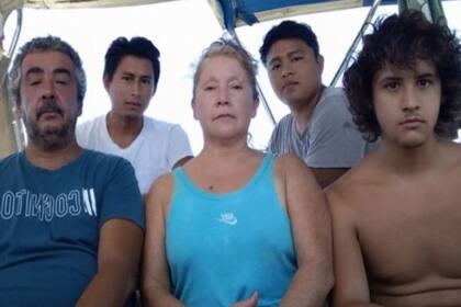 La familia chilena junto a los dos jóvenes guatemaltecos