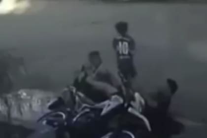 La familia chocó contra una camioneta estacionada