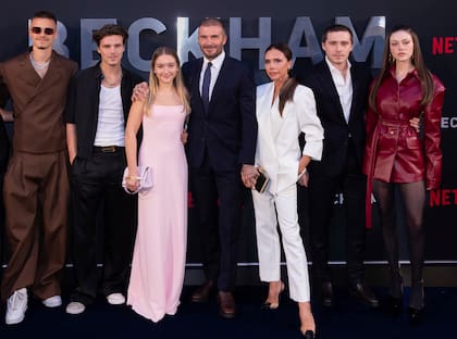 La familia completa -con Brooklyn y Nicola Peltz en el extremo derecho- antes de la ruptura definitiva