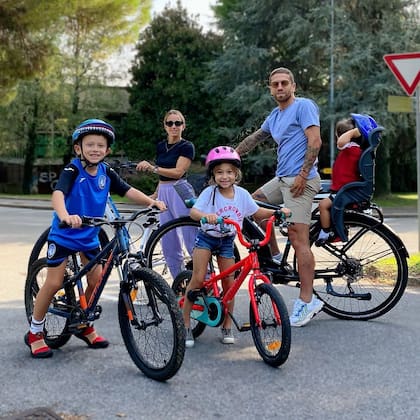 La familia completa de Papu Gómez y Linda Raff. Crédito: Instagram