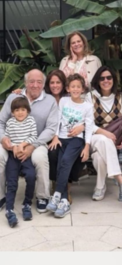 La familia completa en Key Biscayne: Raúl Loyola con su mujer Adriana, sus hijas Florencia y Carolina y sus nietos Juan Martín y Mateo