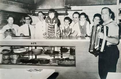 La familia completa en la cocina