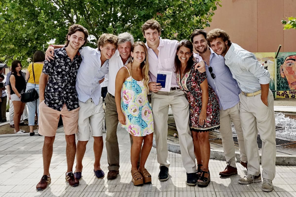 La familia completa. Se mudaron a Tandil para ganar en calidad de vida.