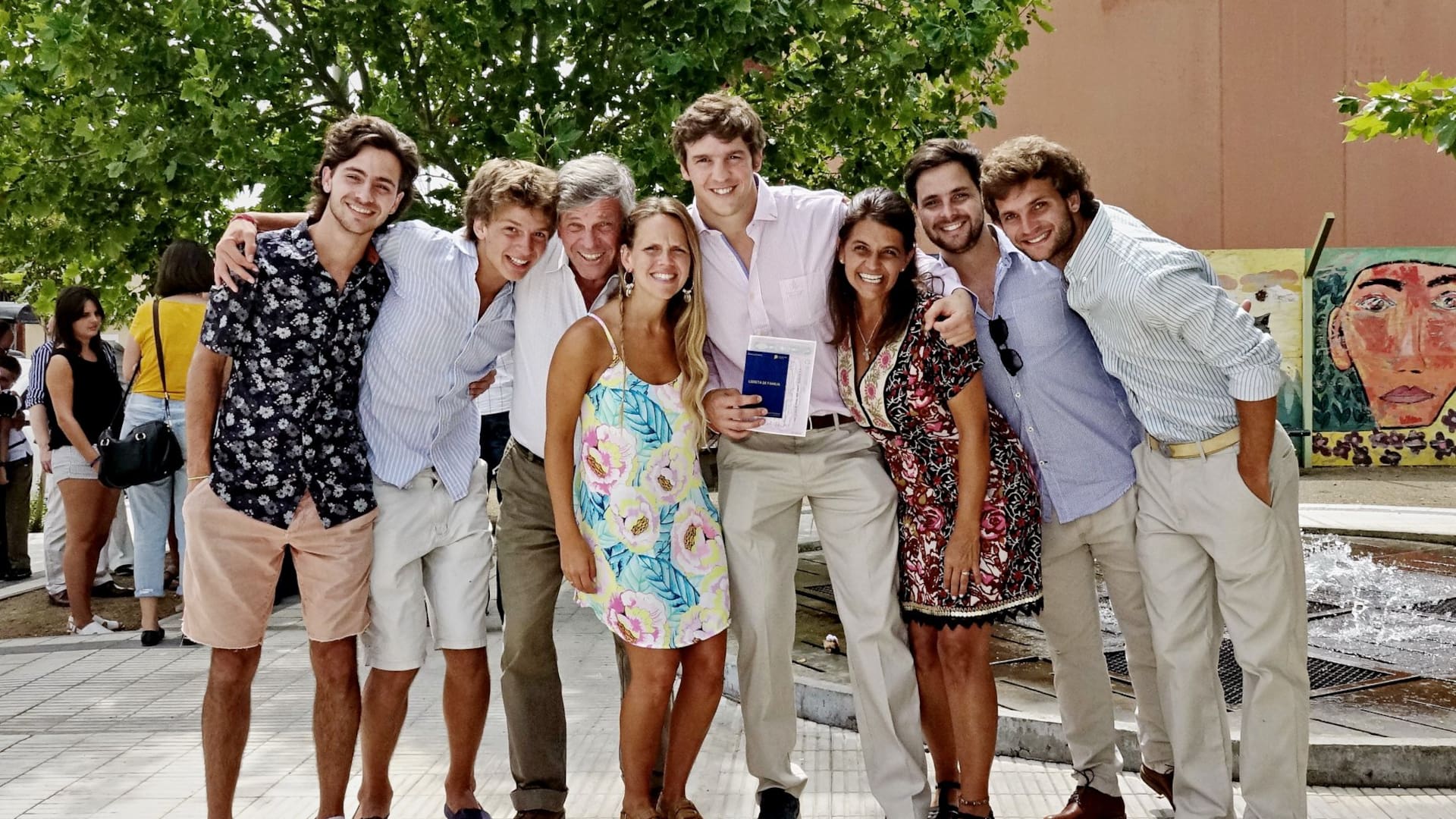 La familia completa. Se mudaron a Tandil para ganar en calidad de vida.