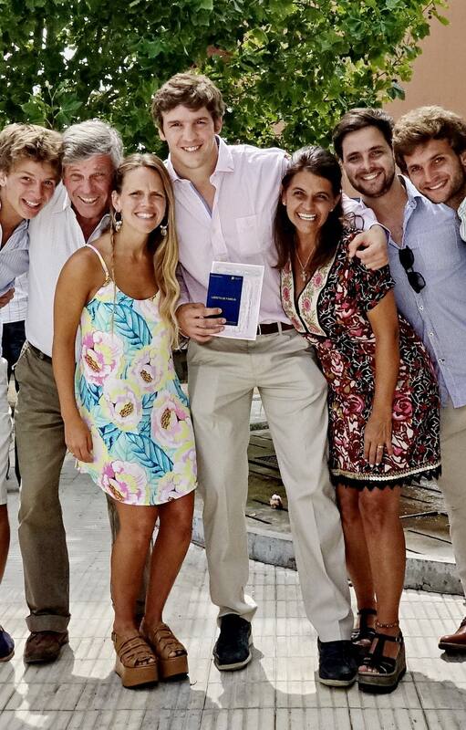 La familia completa. Se mudaron a Tandil para ganar en calidad de vida.