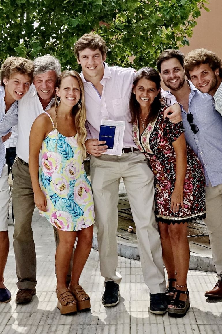 La familia completa. Se mudaron a Tandil para ganar en calidad de vida.
