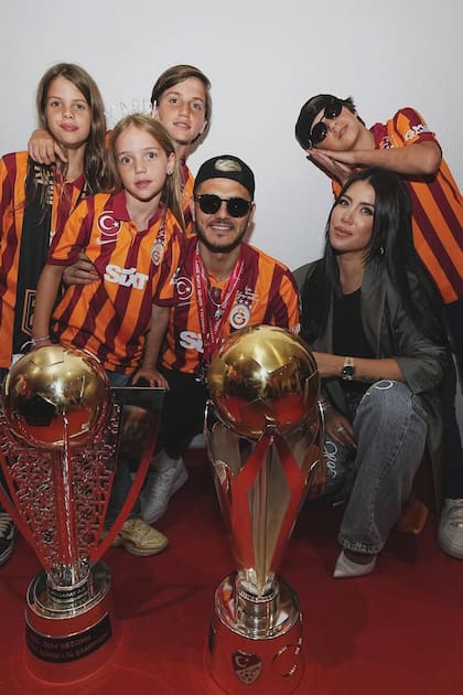 La familia con las dos copas que ganó Mauro desde que desembarcó en Turquía.