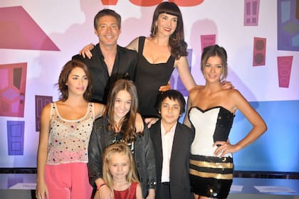 La familia Cousteau: Suar, Eugenia Suárez, Lali Espósito, Ángela Torres, Joaquín Flammini y Lola Poggio, junto a Natalia Oreiro