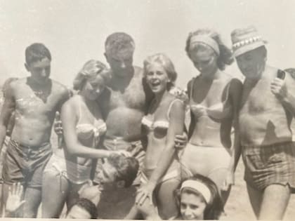 La familia Crociati y Balduino disfrutando de unas vacaciones en la playa