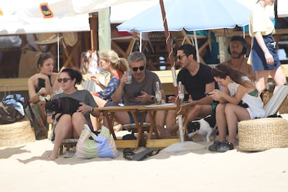 La familia Darín, de vacaciones, entre charlas, caminatas y unas cervezas bien frías