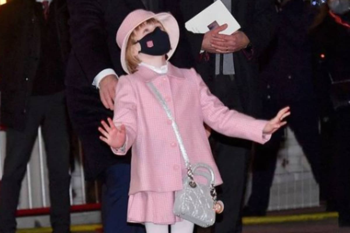 La familia de Alberto de Mónaco participó de una tradicional ceremonia del principado y su hija de seis años brilló vestida de Dior