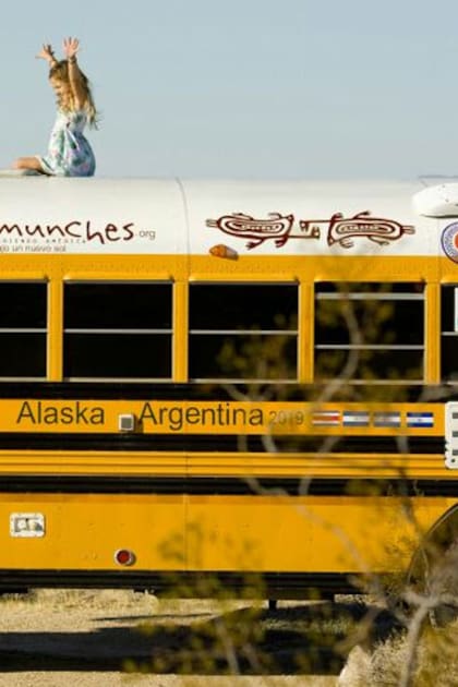 La familia de argentinos que recorre el mundo en un bus escolar