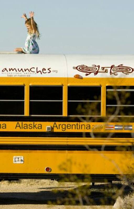 La familia de argentinos que recorre el mundo en un bus escolar