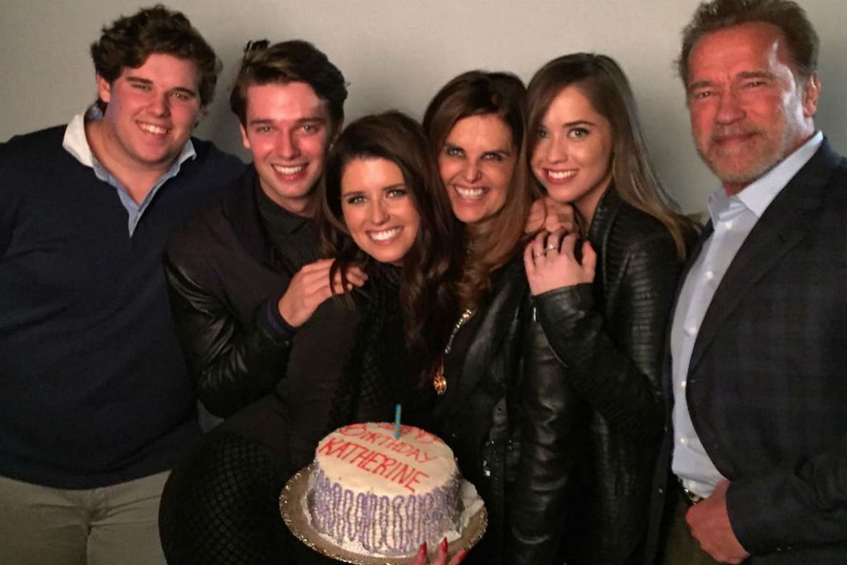La familia de Arnold Schwarzenegger es una de las ramas de los Kennedy. María Shriver, la mujer del actor, es hija de Eunice Kennedy y sobrina del expresidente de Estados Unidos JFK y su hermano RFK.