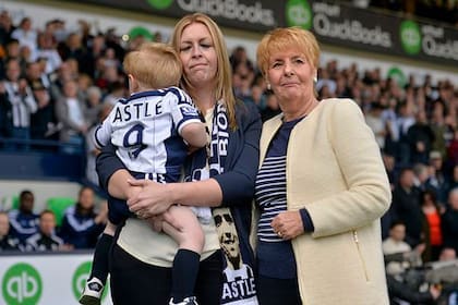 La familia de Astle y el luto por una muerte derivada del fútbol