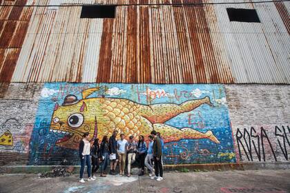 La familia de Camila es del barrio. Ella guía a grupos de extranjeros.